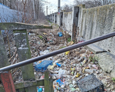 Занедбаний перехід на платформу – у Запоріжжі знайшли купу сміття, яку не прибирала «Укрзалізниця»