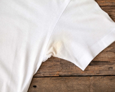 Плями поту на білих речах: як повернути одягу білий колір