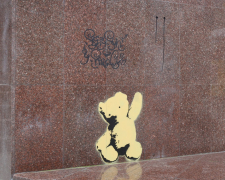 На зруйнованій ракетним ударом багатоповерхівці в центрі Запоріжжя з&#039;явився зворушливий малюнок - фото