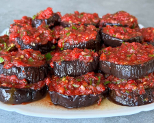 Пікантна закуска нашвидкуруч: як приготувати баклажани у томатному гострому соусі (відео)