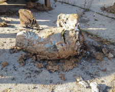 Діставали екскаватором: в одному з районів Запоріжжя виявили залишки російської ракети - фото