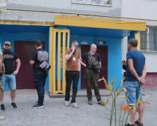 Байдужість замість вдячності – у Запоріжжі мешканці багатоповерхівки блокують встановлення підйомника для ветерана (відео)
