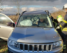 Зіткнулась з мікроавтобусом - у Запоріжжі водійку визволяли з понівеченого авто після ДТП (фото)