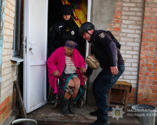Не хотіла виїжджати до останнього — запорізькі поліцейські евакуювали літню жінку з прифронтового села (фото, відео)