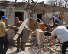 Розбирати завали зруйнованих росіянами будинків у Запоріжжі допомагають добровольці