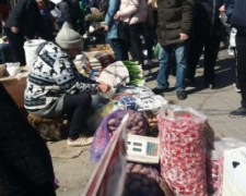 В окупації вулиці Мелітополя захоплює стихійна торгівля