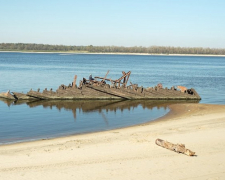 Понад 100 років пролежало під водою - у Запоріжжі знайшли старовинне судно на узбережжі Дніпра