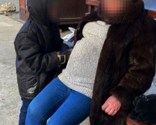 У Запоріжжі п&#039;яна жінка залишила на вулиці 8-річного сина і заснула на зупинці