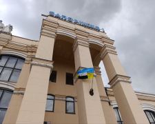 Над запорізьким залізничним вокзалом підняли чорно-білий &quot;Прапор надії&quot; (фото)