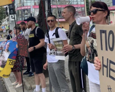 «Тільки разом ми сила» - у Запоріжжі до акції на підтримку військовополонених долучився звільнений захисник (фото)