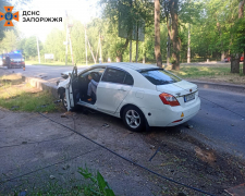 У Запоріжжі легковик влетів у стовп - постраждав водій