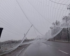 Негода пошкодила захист - на прифронтових дорогах Запорізької області відновлюють антидронові тунелі (відео)