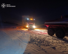 Застряг на дорозі: на Запоріжжі рятувальники прийшли на допомогу водію вантажівки у новорічну ніч (фото)