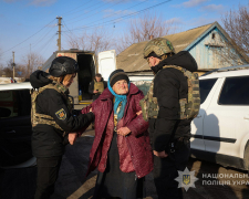 Поліцейські евакуюють бабусю з прифронтового села Запорізької області