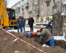 Кабель не витримав навантаження: у Запоріжжі енергетики повернули світло після аварії (фото)