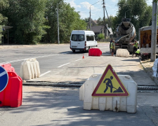 Щоб не було перешкод для руху транспорту – у Запоріжжі ремонтують зливоприймачі (фото)
