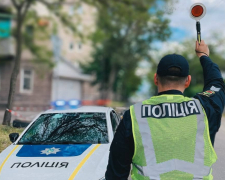 Потрапив у поле зору патрульних - у Запоріжжі водій позашляховика знехтував хвилиною мовчання (відео)