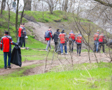Запорізькі металурги долучилися до весняного прибирання міста 