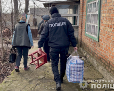 Дивом залишились живі - поліцейські евакуювали двох жінок з Гуляйполя (відео)