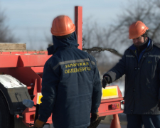 Відрами заливали оливу в трансформатор: на Запоріжжі енергетики вручну полагодили пошкоджену підстанцію (фото)