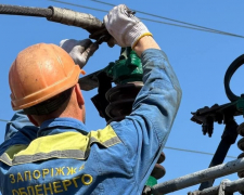Запоріжжяобленерго повернуло світло 10 тисячам родин після обстрілів.