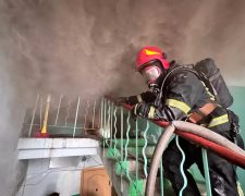Жінок витягли з диму — у Запоріжжі вночі сталася пожежа в багатоповерхівці