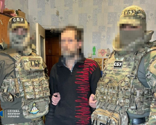 У Запоріжжі затримали коригувальника, який маскувався під пенсіонера. Фото: СБУ