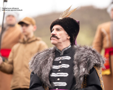 Презентація монет із серії «Ми сильні. Ми разом», присвячені прифронтовим регіонам – Запорізькій, Харківській та Херсонській областям на Хортиці. Фото НБУ