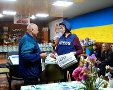 Мешканці нескореного міста Запорізької області плакали, отримуючи рідну газету - фото