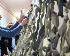 Запорізькі волонтери плетуть для військових маскувальні сітки на літній сезон — потрібна тканина