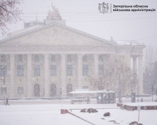 У Запоріжжі триває боротьба зі снігом - рятувальники визволяли автомобілі (фото)