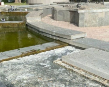 У курортному місті Запорізькій області фонтан, урочисто &quot;відкритий&quot; окупантами, перетворився на брудну калюжу - фото