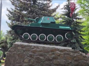Демонтували та відправили на реставрацію: в Мелітополі окупанти зняли з постаменту радянський танк