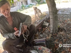 Вийшов живим із пекельної "сірої" зони - на Запоріжжі врятували пенсіонера, який ховався від російських дронів у кущах (фото, відео) 