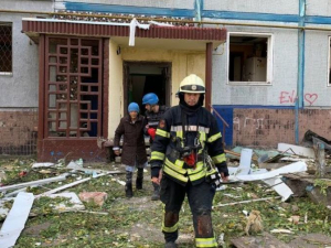 Запорізькі рятувальники продовжують допомагати постраждалим після ракетних атак