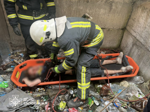 Надзвичайники прийшли на допомогу: у Запоріжжі чоловік впав у яму і не зміг вибратися (фото)