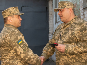 Продовжив службу після поранення - військовослужбовець з міста Пологи отримав нагороду від Головнокомандувача (фото)