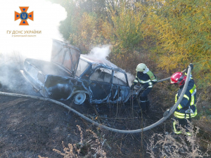 У Запорізькому районі діставали людину з палаючого автомобіля - подробиці, фото