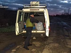 "Поки чекав рятувальників, ворог обстрілював село двічі" - із зони небезпеки в Запорізькій області вдалося вивезти двох людей (фото)