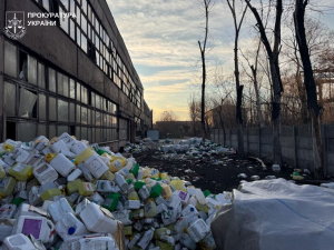 У Запоріжжі підприємця та його дружину судитимуть за незаконну переробку небезпечних відходів, забруднення землі та збитки довкіллю.