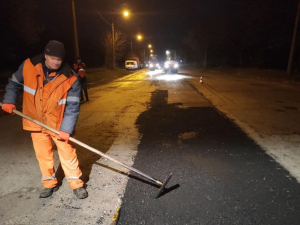 Вночі на Хортиці відремонтували найбільш аварійні ділянки  дороги - фото