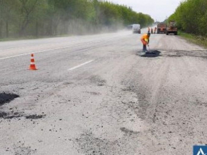 Дорожники ремонтують трасу Запоріжжя - Донецьк