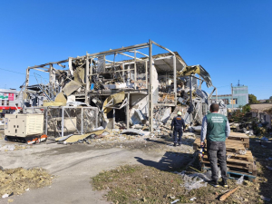 Руїни та відходи -  після ворожого удару Комунарський район  перетворився на зону екологічної небезпеки (фото)