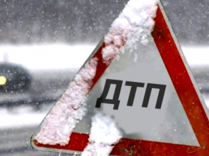 Водій та пасажирка постраждали в ДТП на слизькій дорозі в Запоріжжі - патрульні надали домедичну допомогу (відео)