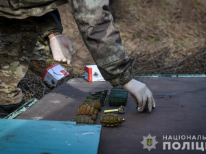 У Запоріжжі на території навчального закладу знайшли пакет з бойовими гранатами - фото, відео