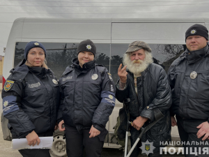 "Ніколи не знаєш якою буде наступна секунда" - запорізькі поліцейські евакуювали пенсіонера з Приморського (відео)