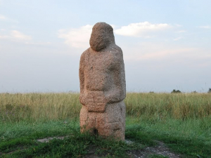 Евакуюють з прифронтових територій - на Запоріжжі рятують кам’яних баб (фото)