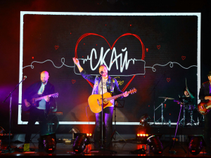 "Це наше покликання" - рок-гурт СКАЙ виступив у Запоріжжі з концертом, щоб зібрати на операцію пораненому бійцю (фото)