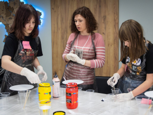 Арттерапія, сміх і безпека: у Запоріжжі дітям з релокованих громад дарують простір для творчості та відпочинку (фото)