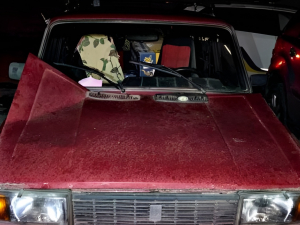 Кинув акумулятор і почав тікати — у Запоріжжі  патрульні спіймали чоловіка, який обкрадав авто (фото)